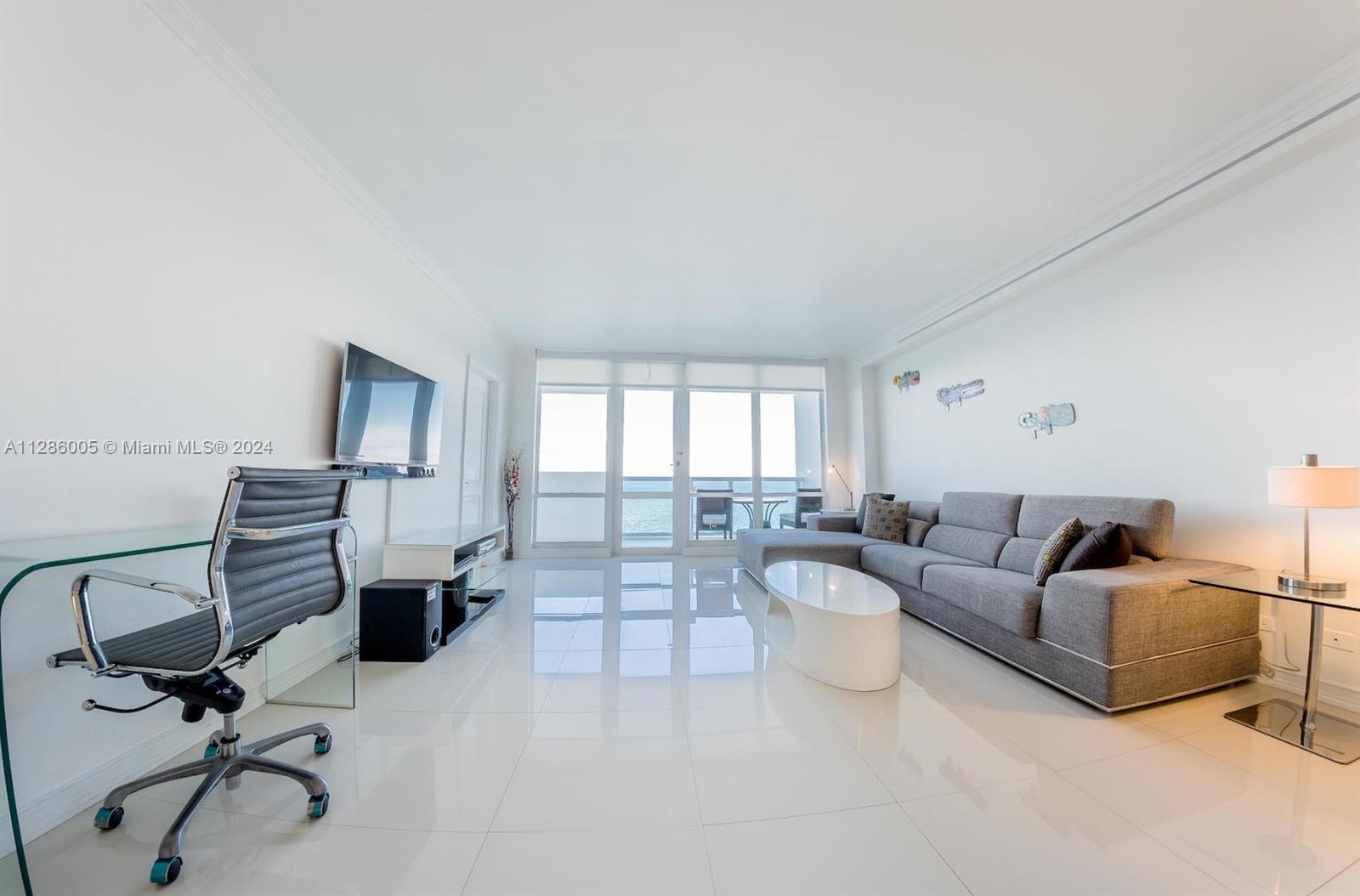 THE BEST IS FOR YOU...
Pavilion 1206 is ready and prepared to welcome you with 2 bedrooms and 2 full bathrooms (1 king bed and 1 bunk bed with full and twin).
COMPLETELY REMODELED WITH OCEAN FRONT VIEW.
Direct access to the sea with beach chairs included, pool, gym and more... Completely remodeled kitchen with new appliances.
Parking included for 1 car. Unique location on the grand canyon of Miami Beach. Restaurants, nightclubs only 10 min away from South Beach. Direct access to I95 via 40 St or Alton Road.
