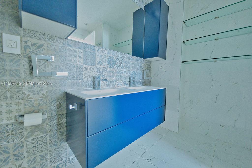 MIDBLOCK MIAMI CONDO - Residential