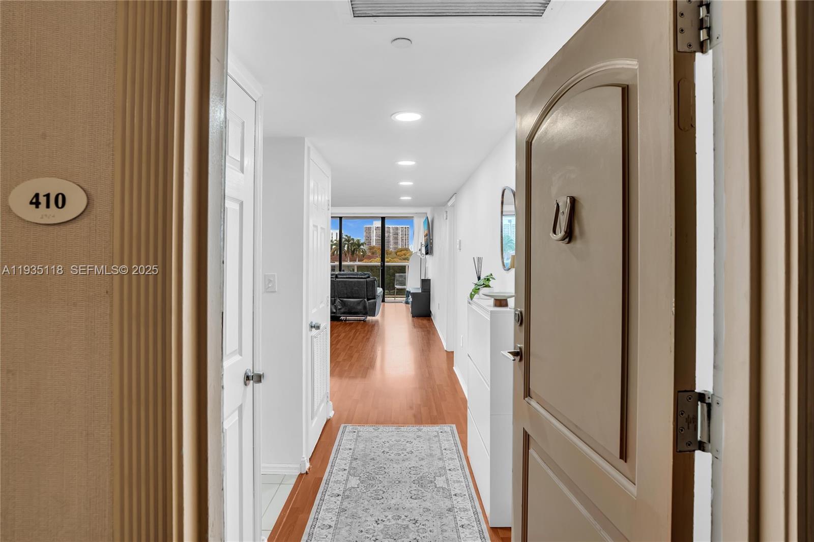 3675 N Country Club Dr 410, Aventura, FL, 33180/$285,000 1 3675 N Country Club Dr 410