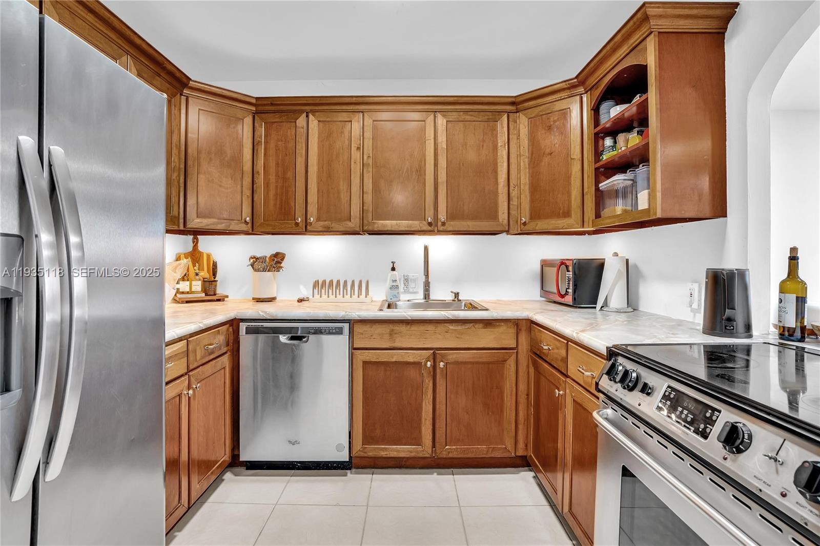 3675 N Country Club Dr 410, Aventura, FL, 33180/$285,000 3 3675 N Country Club Dr 410