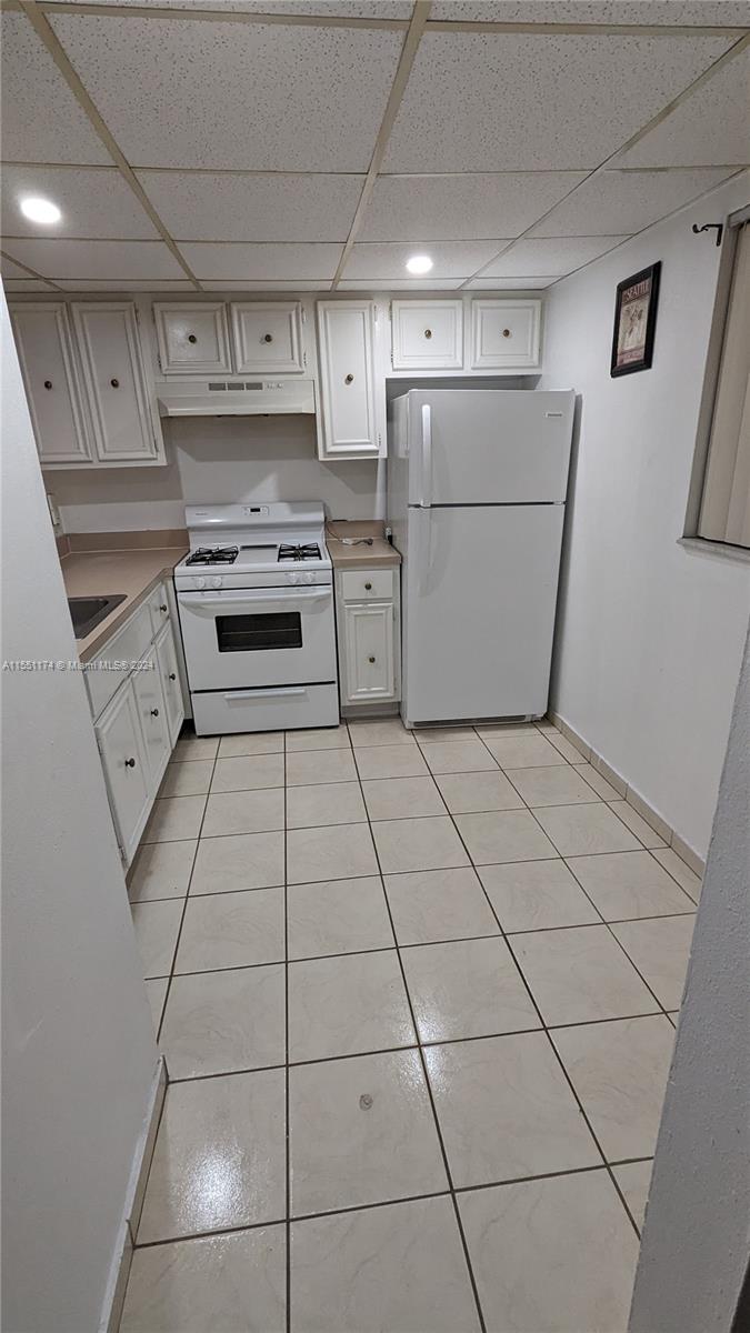Ample 1 bedroom and 1 full bathroom and half bathroom on the first floor, property is freshly painted and clean. Very well maintained. Walking distance to schools, shopping centers ect.
We present all offers
