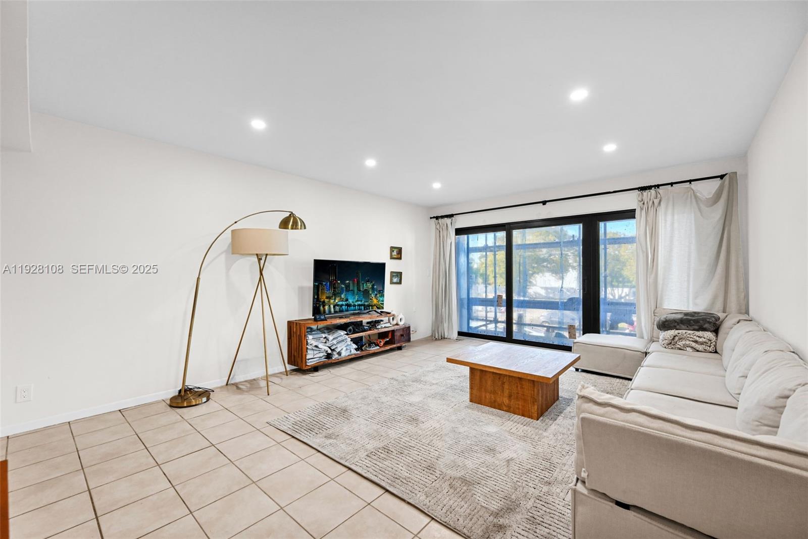 EMERALD HILLS C C APTS CO - Residential