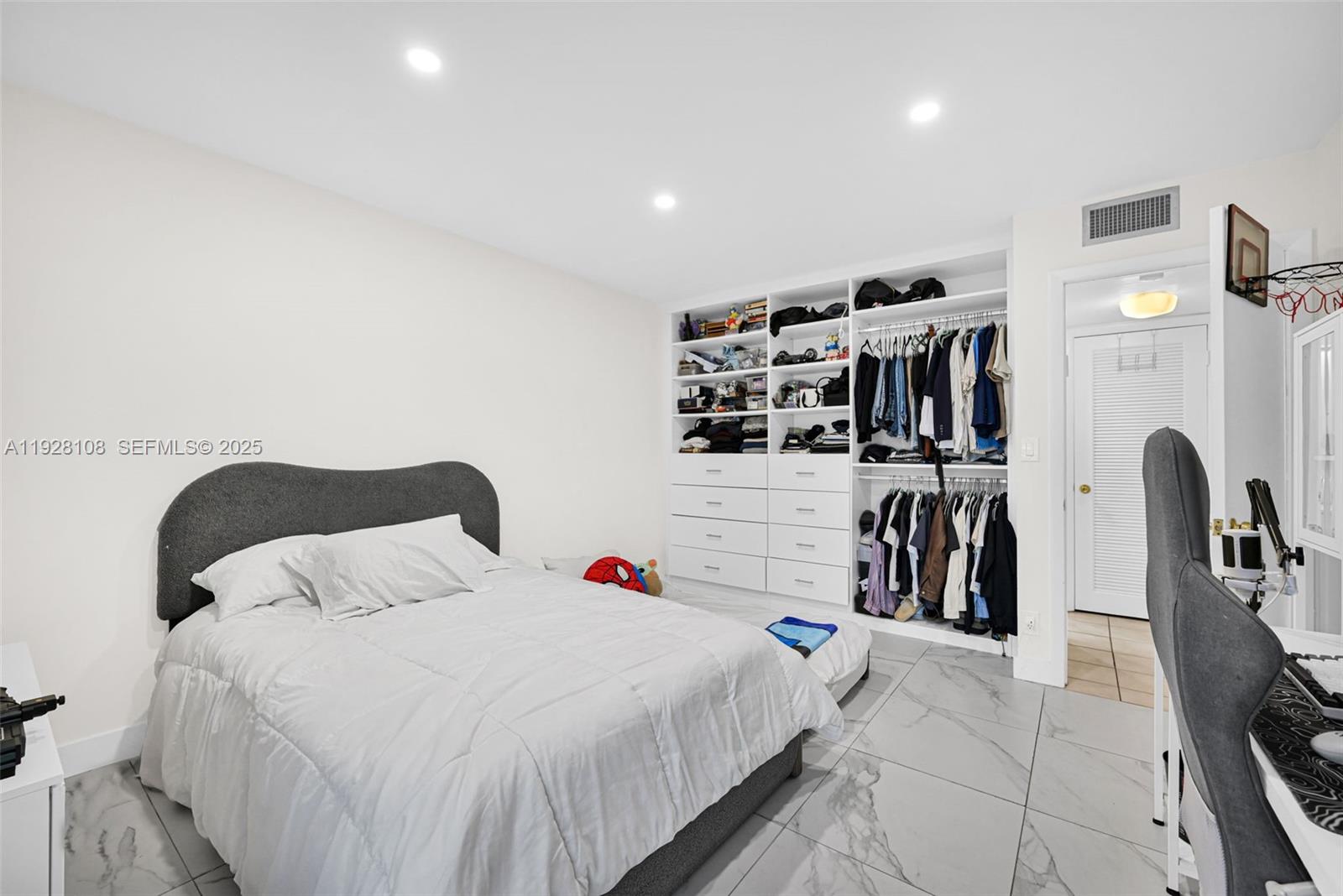 EMERALD HILLS C C APTS CO - Residential