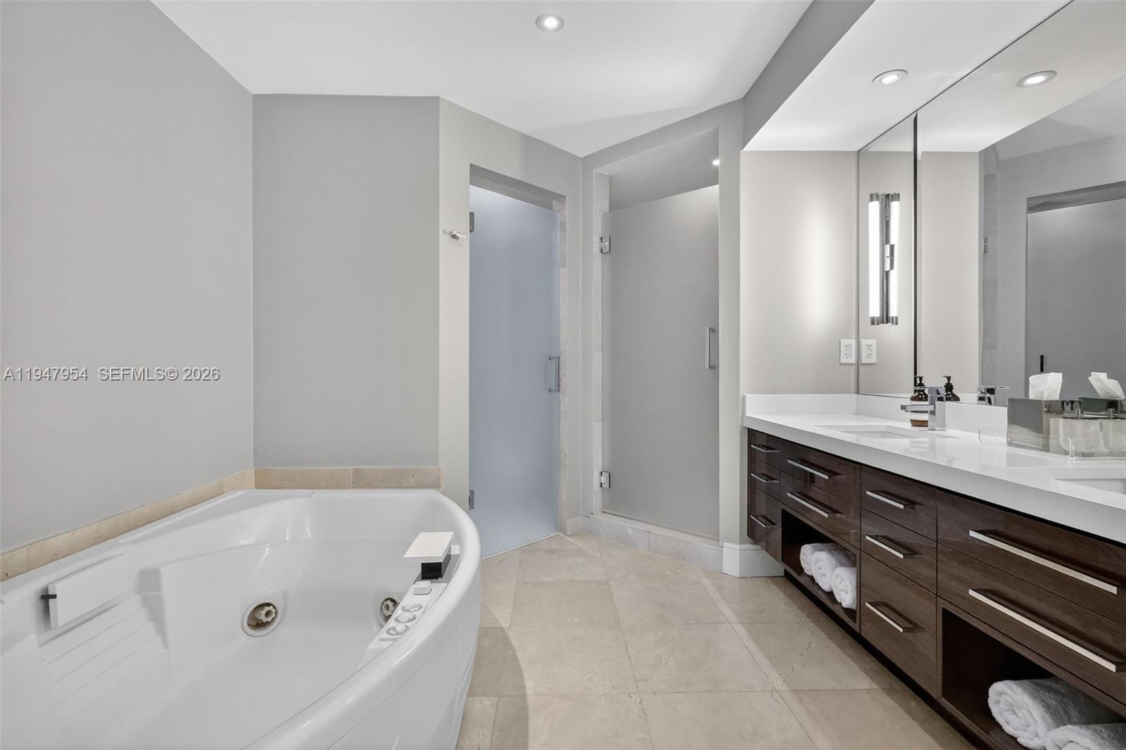 SAYAN CONDO - Residential