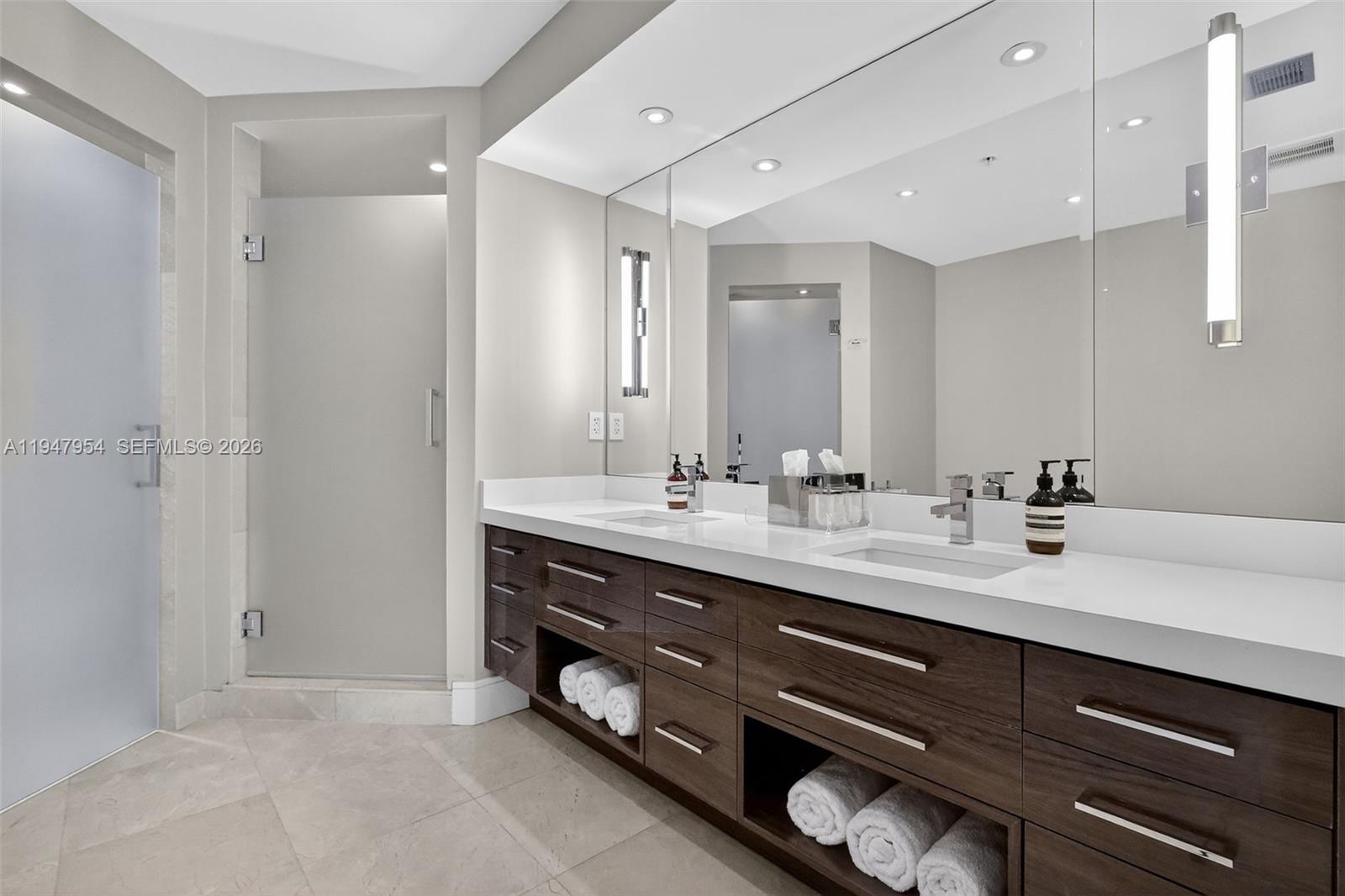 SAYAN CONDO - Residential