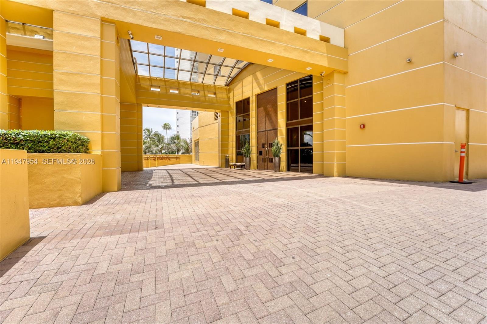 SAYAN CONDO - Residential