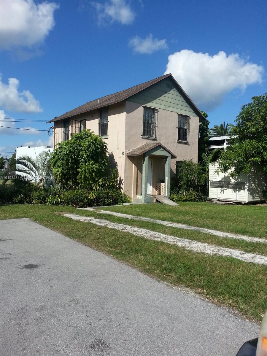 Close to busway, Miami Dade College, restaurants and shopping.