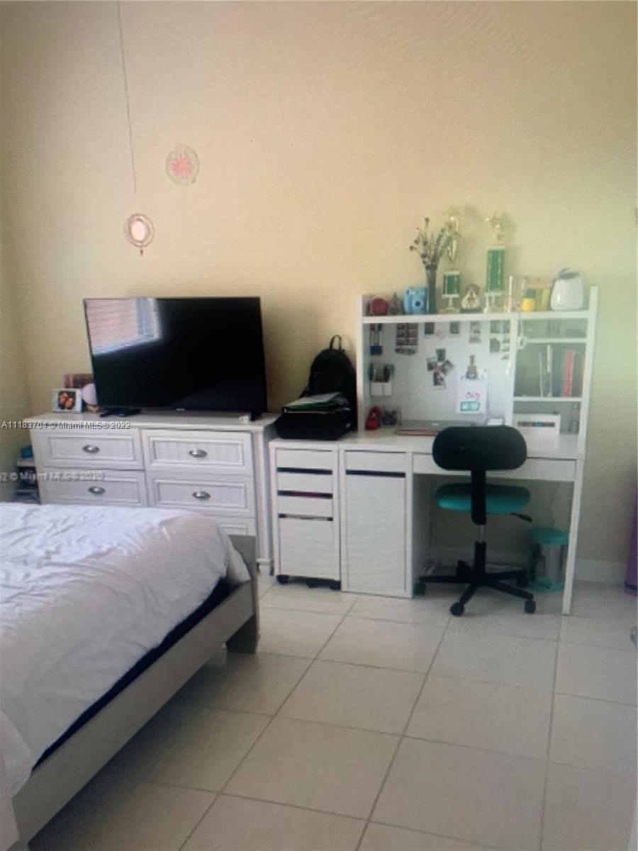 KENDALL COMMONS TOWNHOMES - Residential Lease