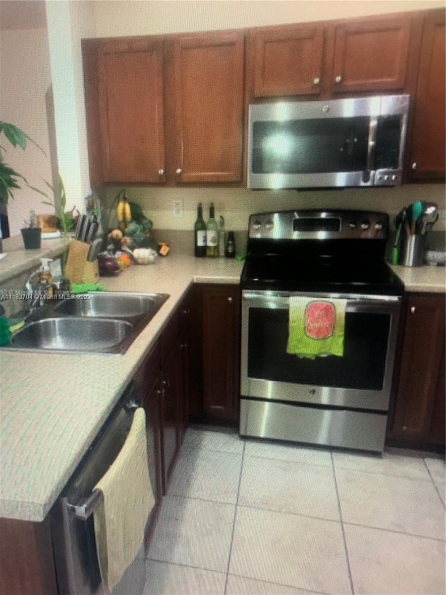 KENDALL COMMONS TOWNHOMES - Residential Lease