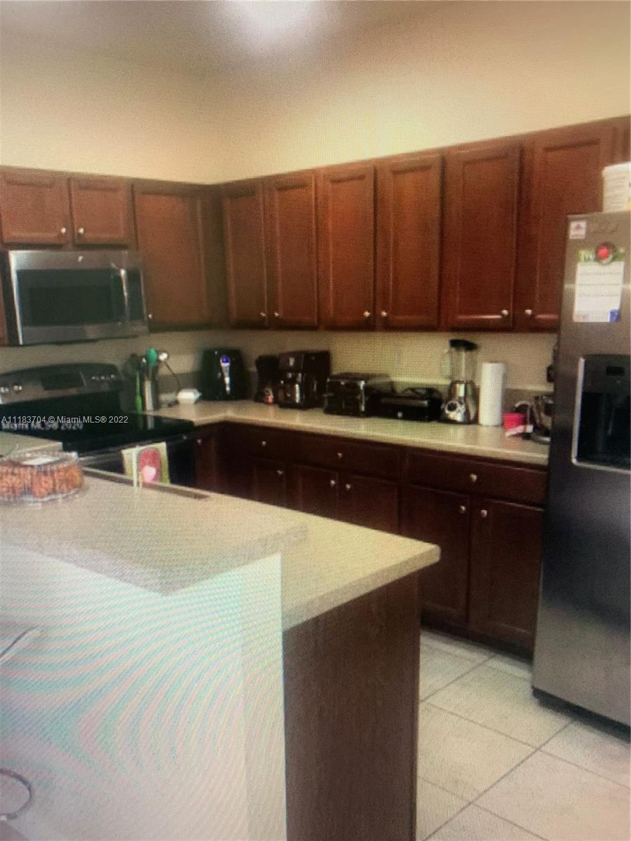 KENDALL COMMONS TOWNHOMES - Residential Lease