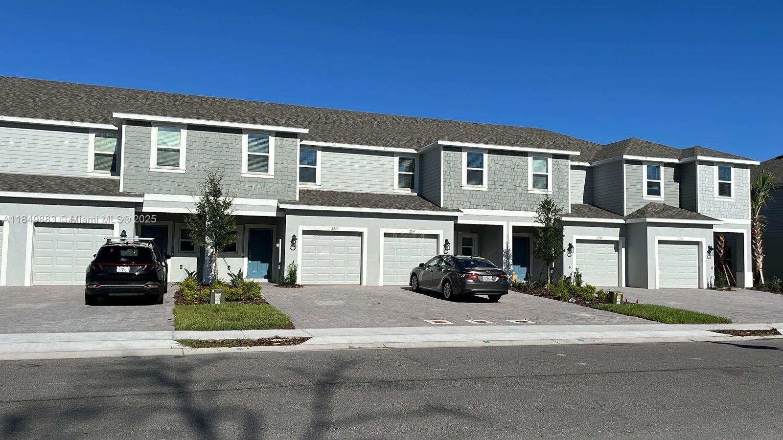 Beautiful single-family home in Davenport! This property features 3 bedrooms, 2 full bathrooms, a 2-car garage, and a modern kitchen with granite countertops and stainless steel appliances. Spacious, bright interiors and a backyard perfect for family gatherings. Located in a quiet community close to shops, restaurants, schools, and easy access to I-4. Move-in ready