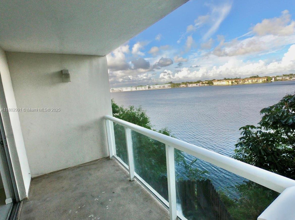 1301 Ne Miami Gardens Dr 202W, Miami, Broward County, Florida - 1 Bedrooms  
2 Bathrooms - 