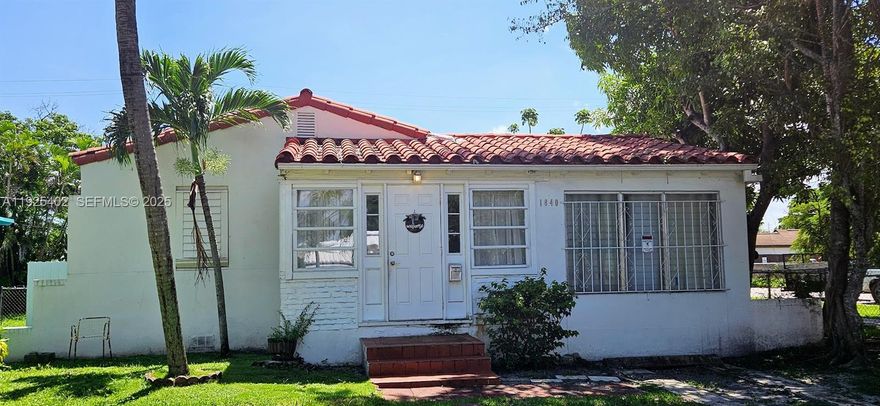 ***  COZY HOUSE IN THE HEART OF HOLLYWOOD *** THIS IS A 3 BEDROOMS TWO BATHROOMS HOUSE. * TWO KITCHENS !*** MAIN HOUSE 2/1 AND MOTHER IN LAW OR EFFICIENCY 1/1 + KITCHEN **** ONE BLOCK FROM US 1, ***  LARGE BACKYARD *** PETS WELCOME !!! *** EZ TO SHOW *** 10 MINUTES FROM THE BEACH *** RAPID APPROVAL ***