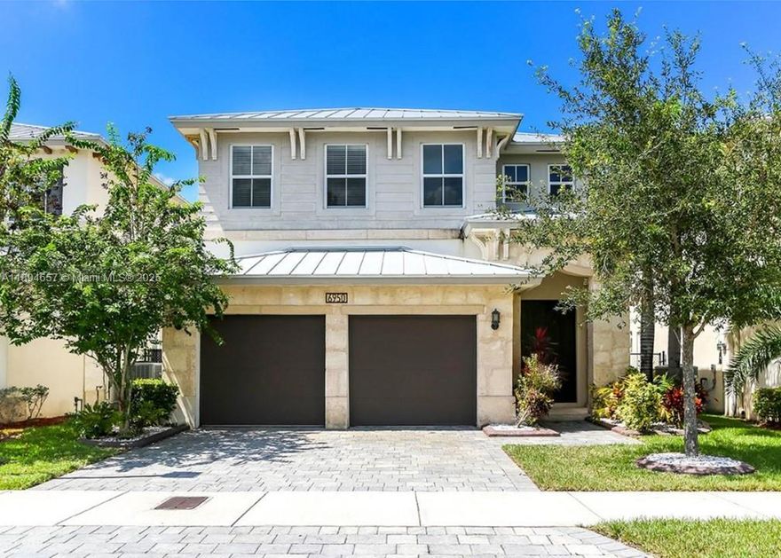 BEAUTIFUL HOUSE. 4 bedrooms, 4 full baths. 1 bedroom downstairs. Ceramic floor, wood floor. Open kitchen with granite countertops, stainless steel appliances. Breakfast area and family.VERY PRIVATE COMMUNITY.
Spectacular amenities in the community clubhouse!