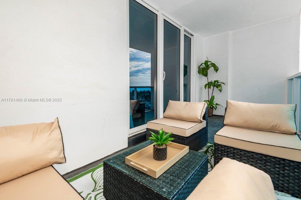 2301 Collins Ave 401