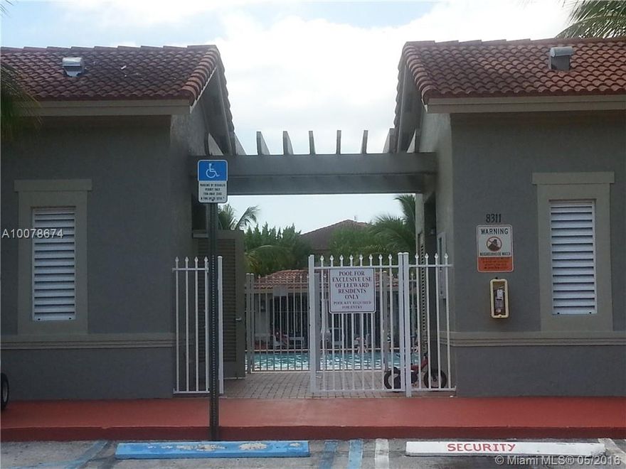 3 BEDROORMS AND 2 BATHROOMS VERY NICE TOWNHOME IN A SAFE COMMUNITY AT LEWARD.