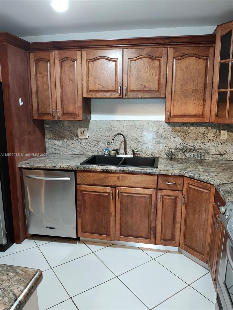 Rare find, price to sale ! Spacious condo at Desirable community in Doral Park.
Ample and remodeled kitchen, stain steel appliances, master bedroom with walking closets, nice private balcony with green views, community pool ,24/7 security guard.
Exclusive Doral park country club with Golf course, tennis, gym, resort style, olympic pool.