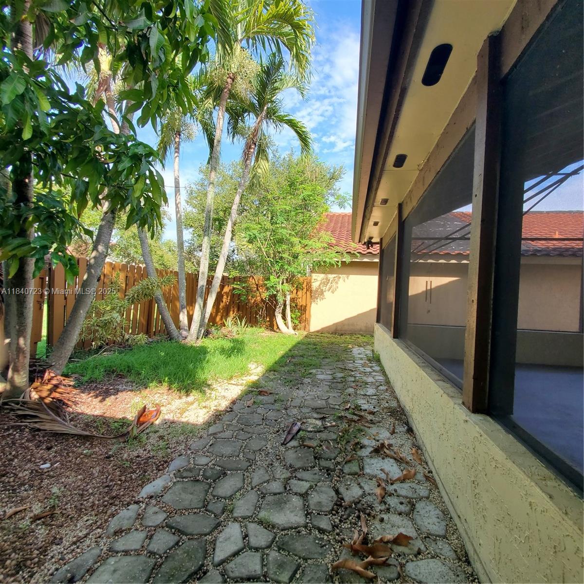 COUNTRY ISLES - Residential