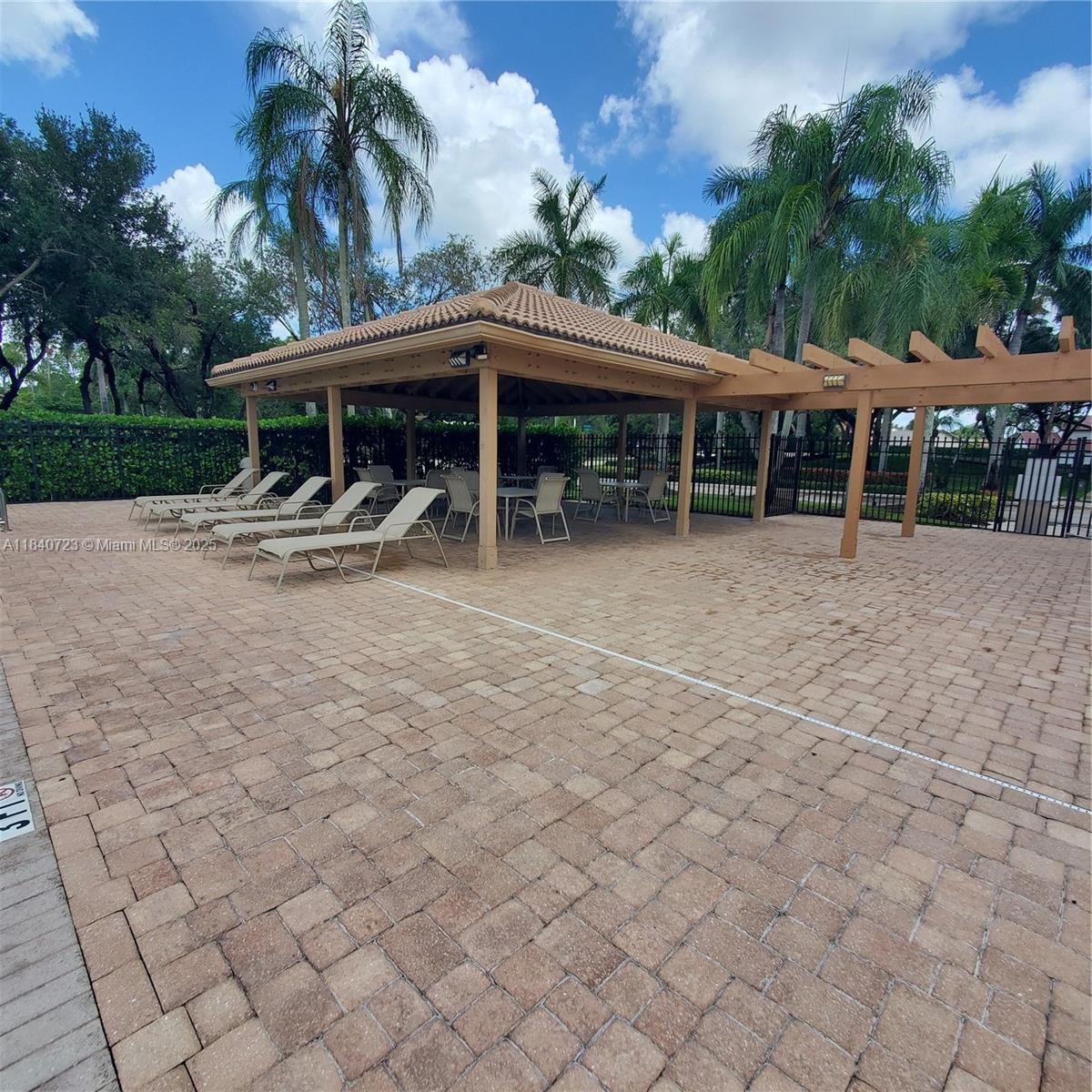 COUNTRY ISLES - Residential