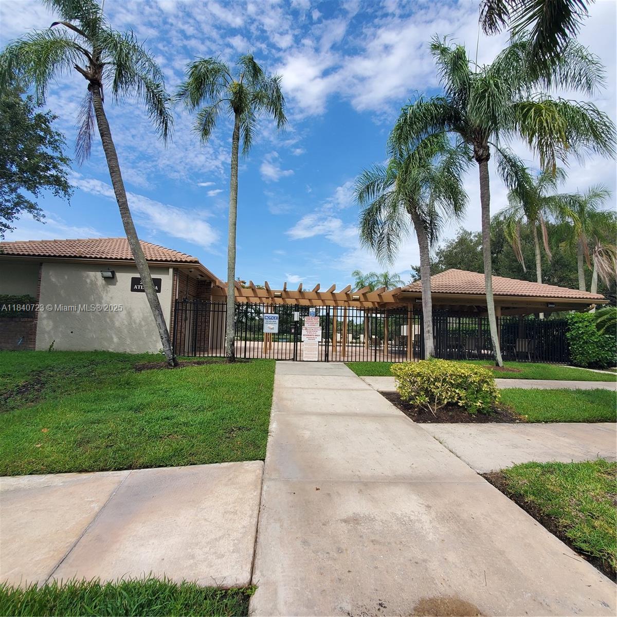 COUNTRY ISLES - Residential