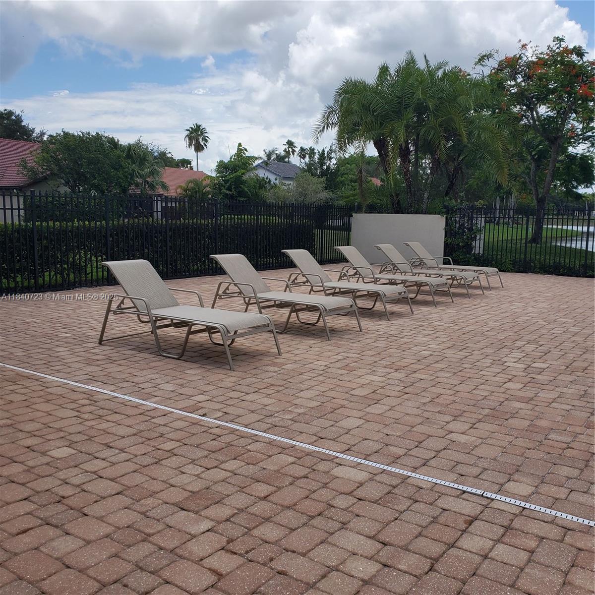 COUNTRY ISLES - Residential