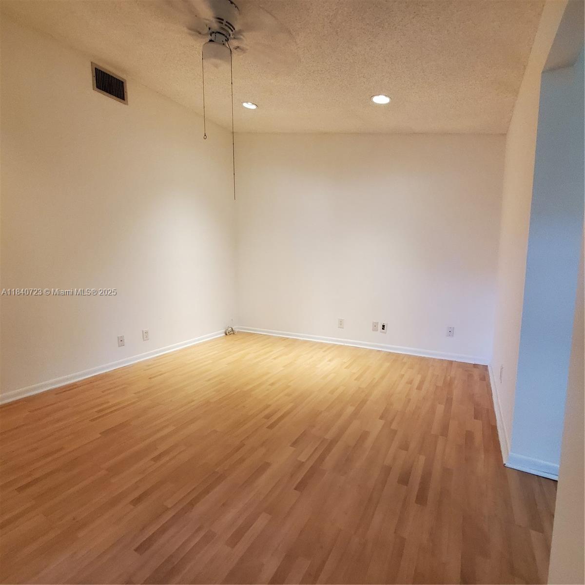 COUNTRY ISLES - Residential