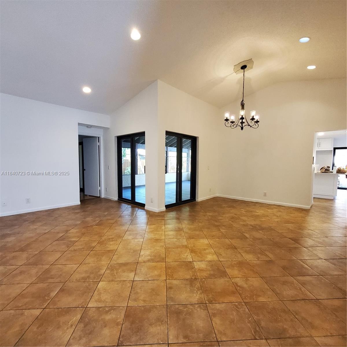 COUNTRY ISLES - Residential