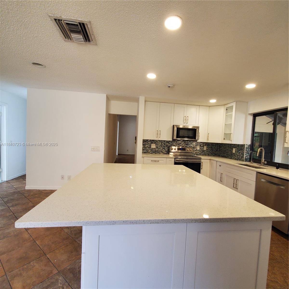 COUNTRY ISLES - Residential