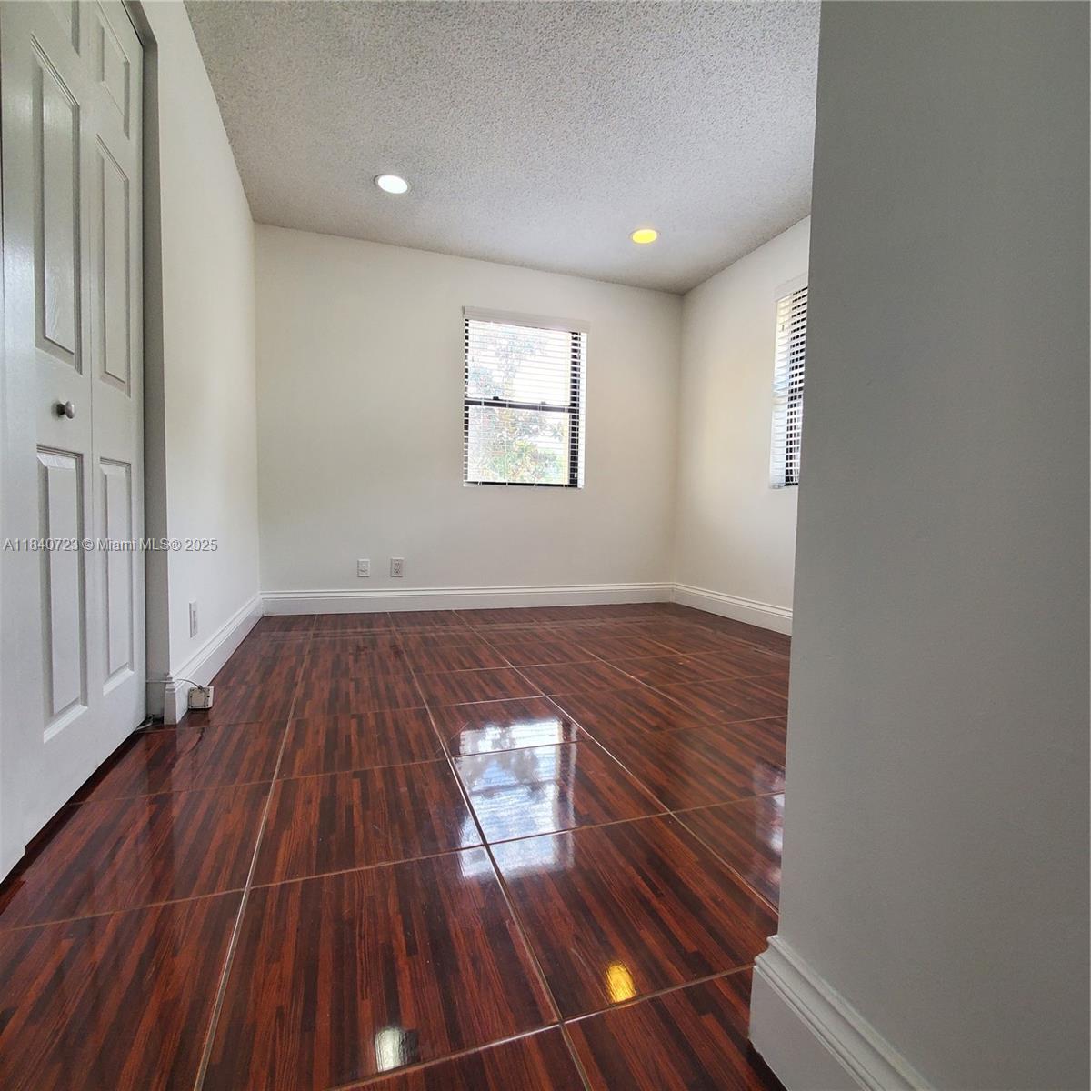 COUNTRY ISLES - Residential