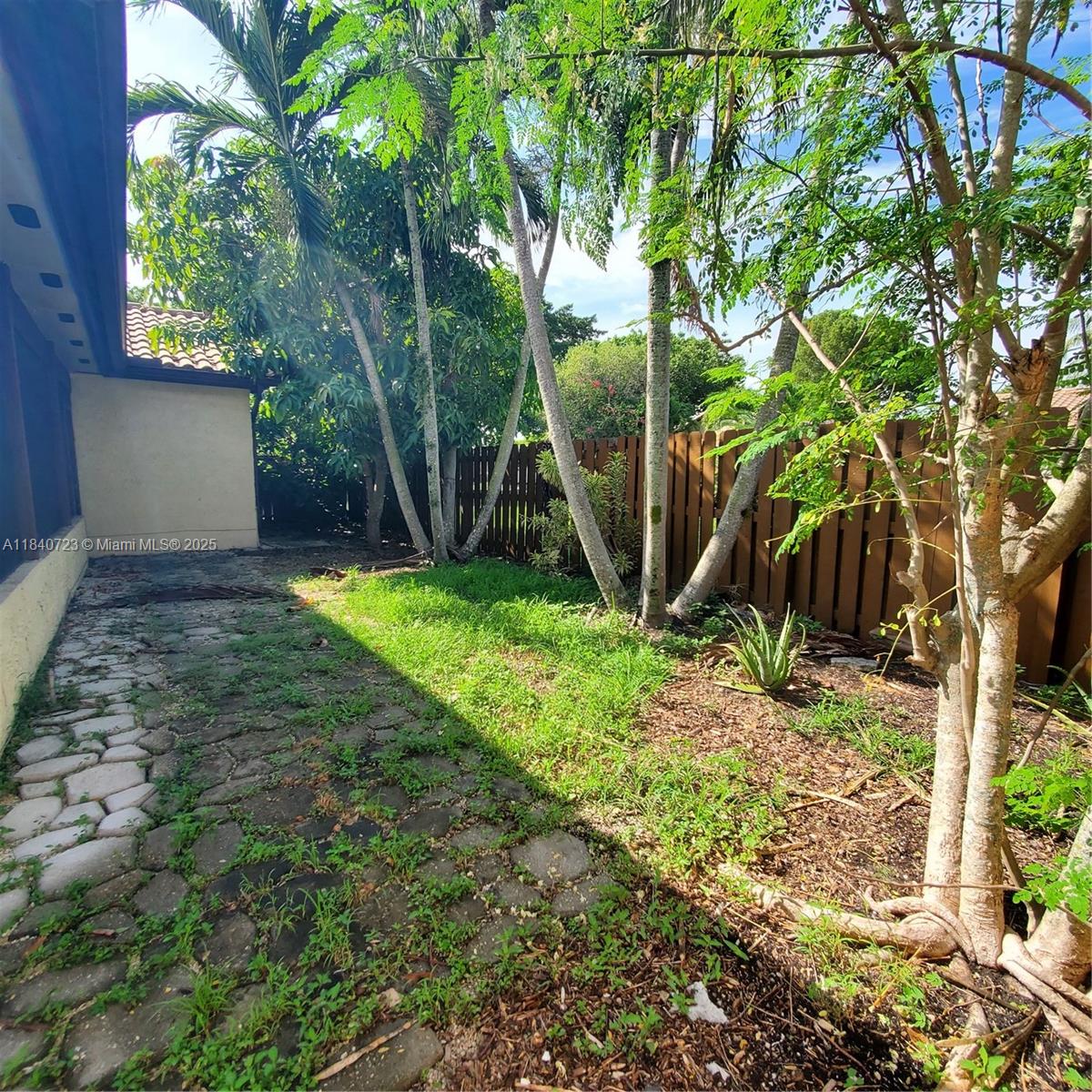 COUNTRY ISLES - Residential