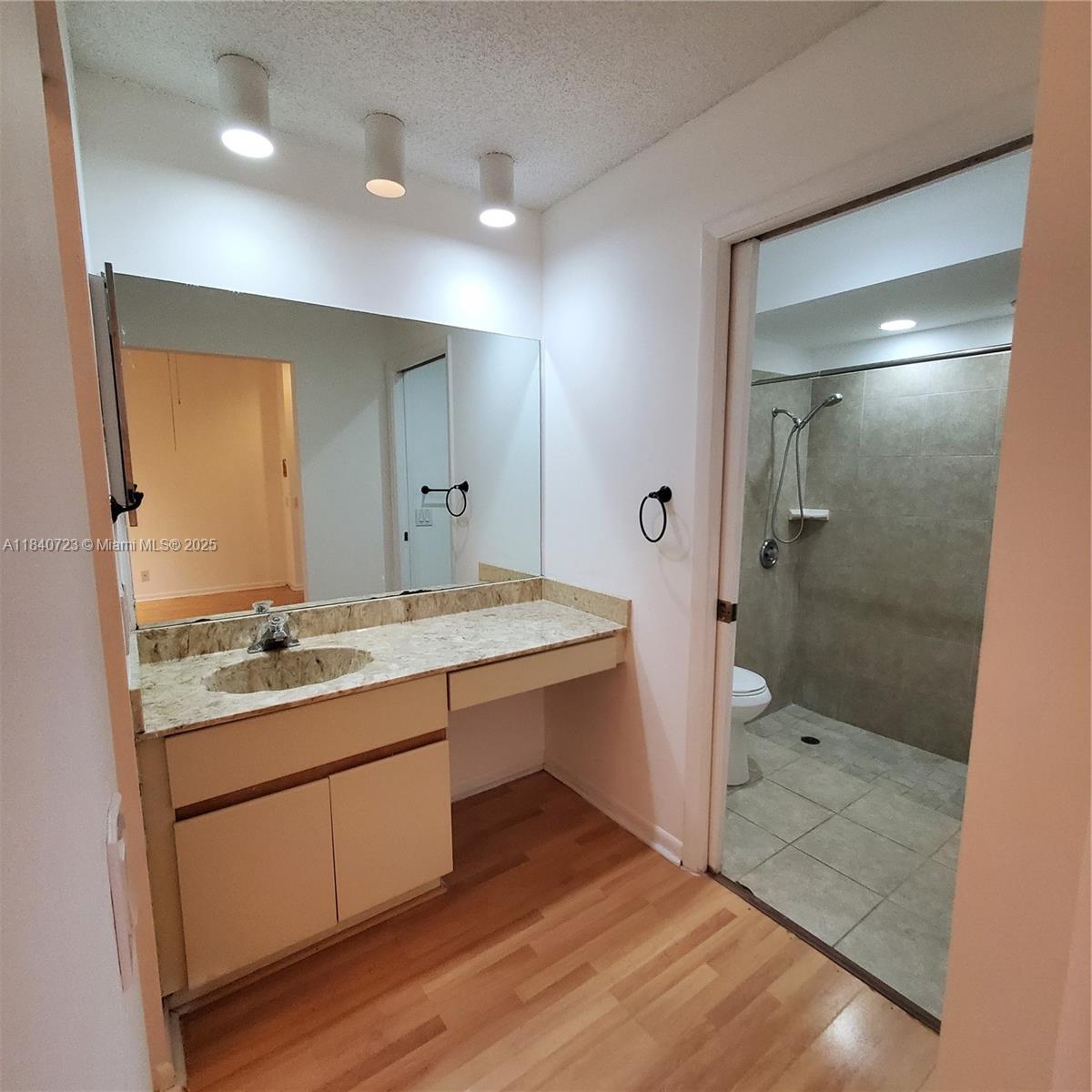 COUNTRY ISLES - Residential