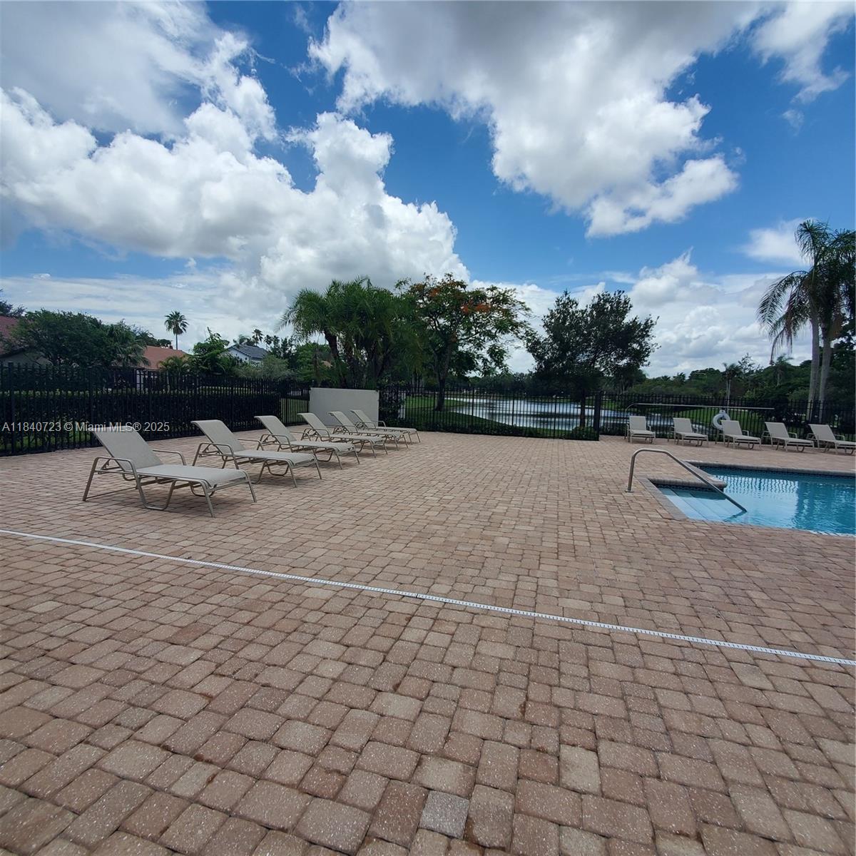 COUNTRY ISLES - Residential