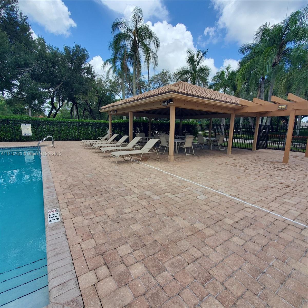 COUNTRY ISLES - Residential