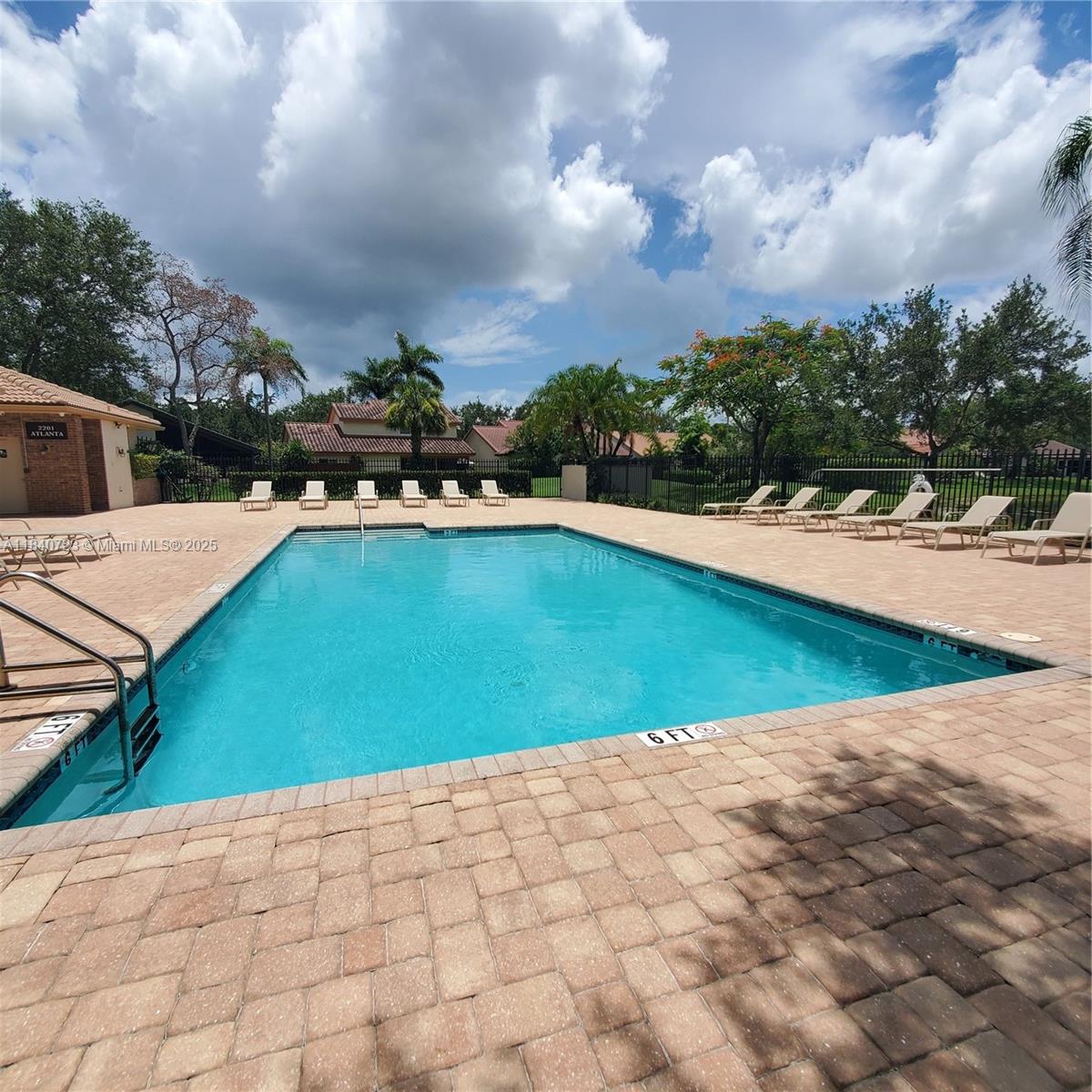 COUNTRY ISLES - Residential