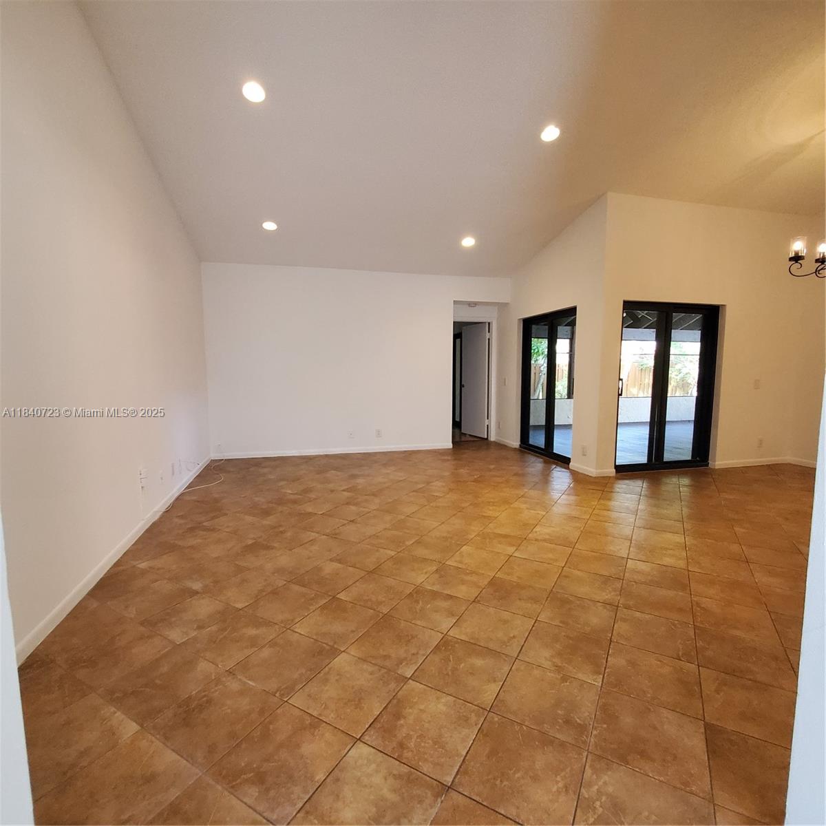 COUNTRY ISLES - Residential