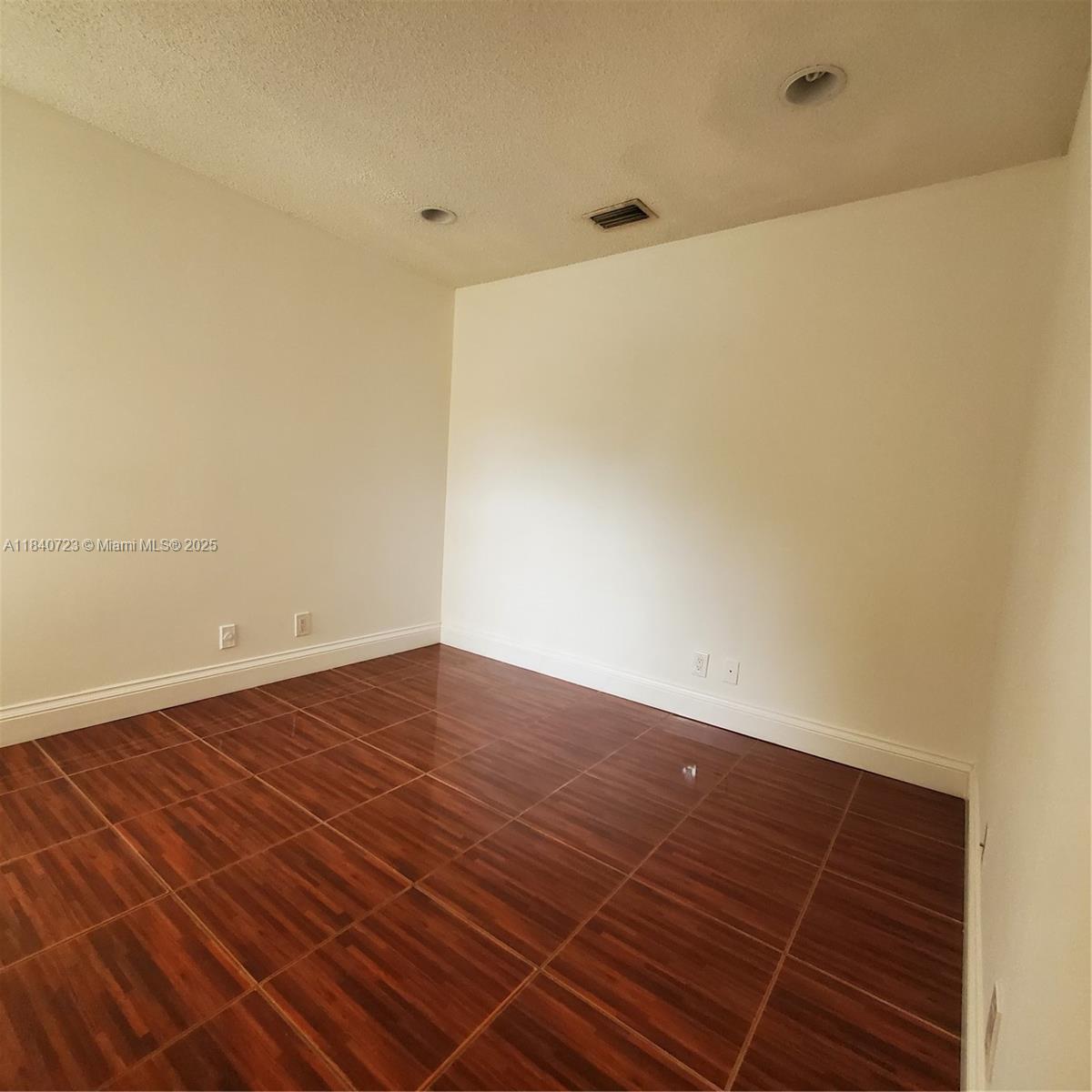 COUNTRY ISLES - Residential