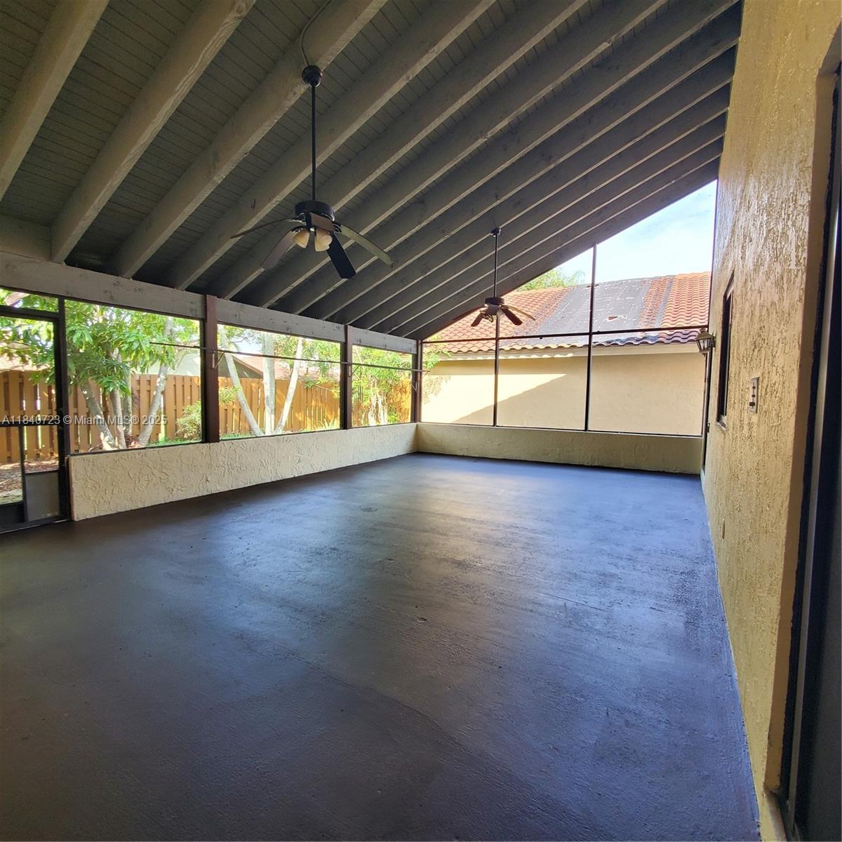 COUNTRY ISLES - Residential