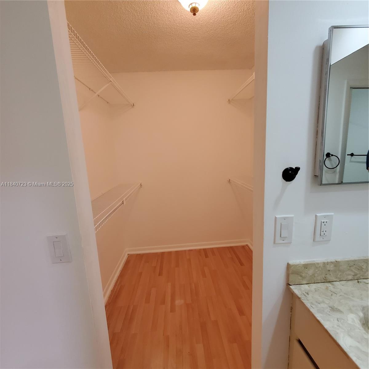 COUNTRY ISLES - Residential