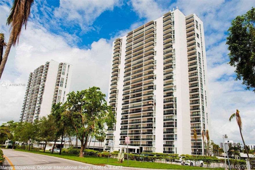 Completely remodeled, spacious apartment. New kitchen & appliances, new bathrooms, two walk in closets, large glass balcony. Best line in the building, overlooking the majestic Turnberry Golf course. Conveniently located in the heart of Aventura, within walking distance to the mall, waterways and grocery stores. Seller's financing available. Maintenance includes basic cable, water, amenities, landscaping. Easy to show.