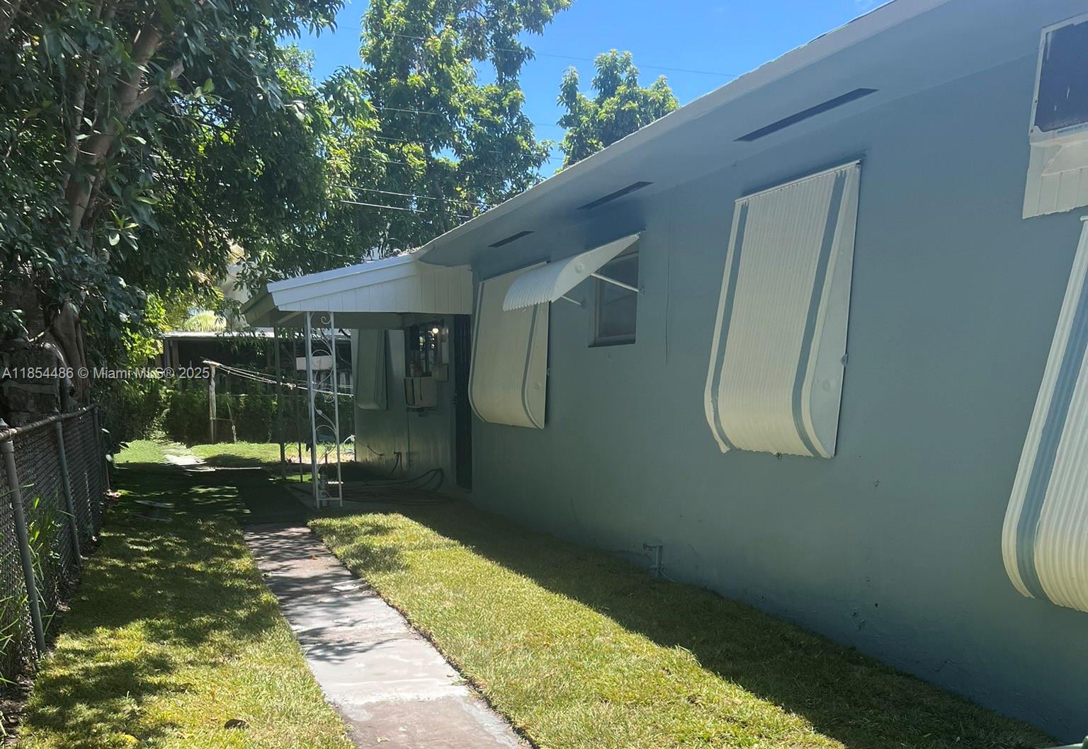 Very nice duplex, very private, New floors, new paint, new blinds ready to move in.
