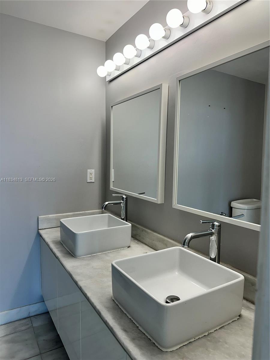 BLUE CONDO - Residential