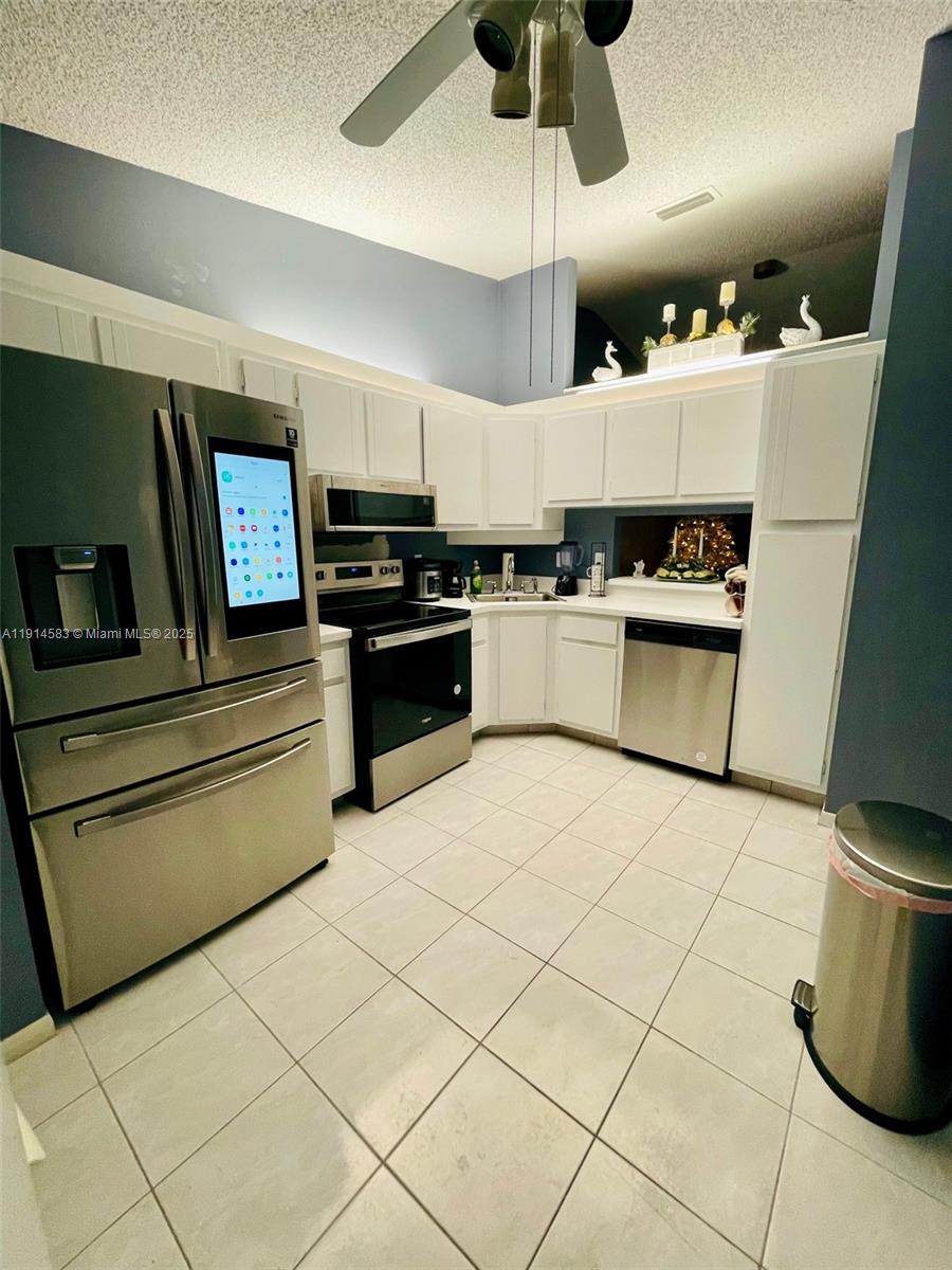 1025 Green Pine Blvd B, West Palm Beach, FL, 33409/$234,900 2 1025 Green Pine Blvd B