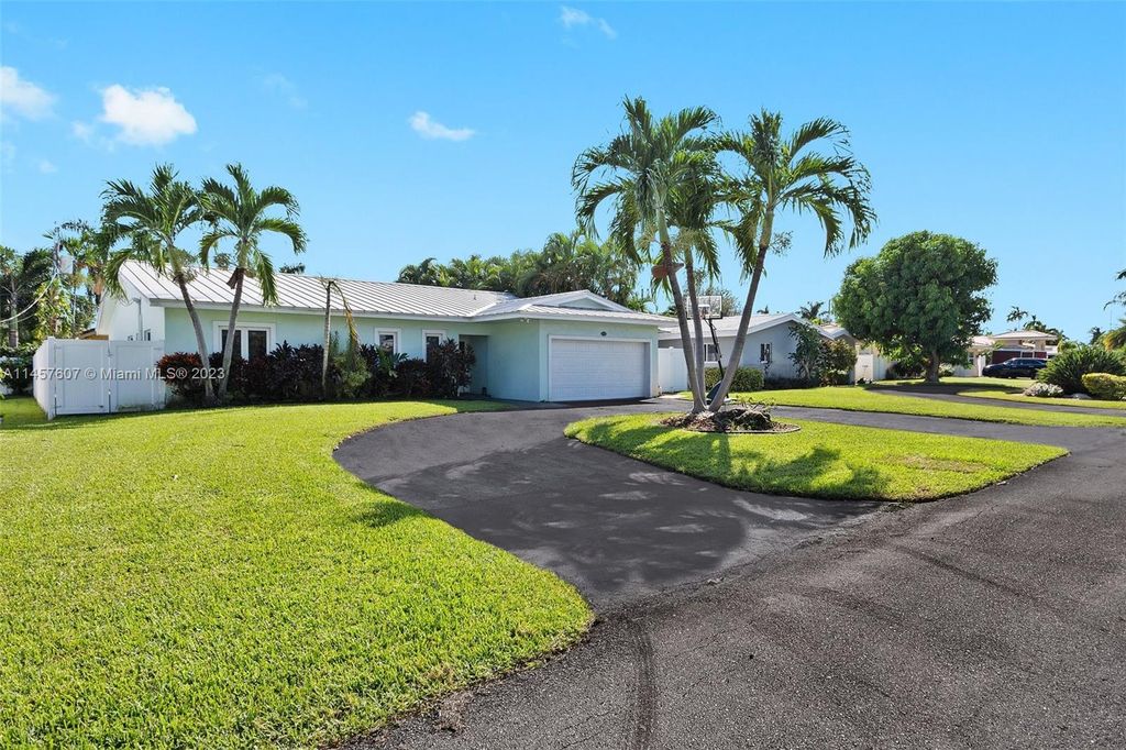 Photo of 2680 SE 7th St, Pompano Beach, FL 33062 (MLS # A11457607)