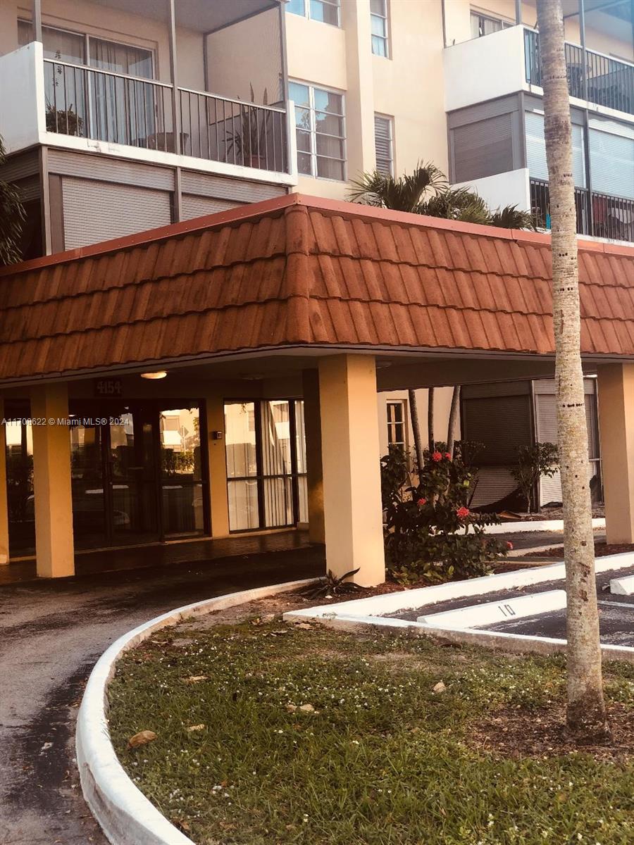 Rental Property at 4154 Inverrary Dr 411, Lauderhill, Miami-Dade County, Florida - Bedrooms: 2 
Bathrooms: 2  - $1,995 MO.