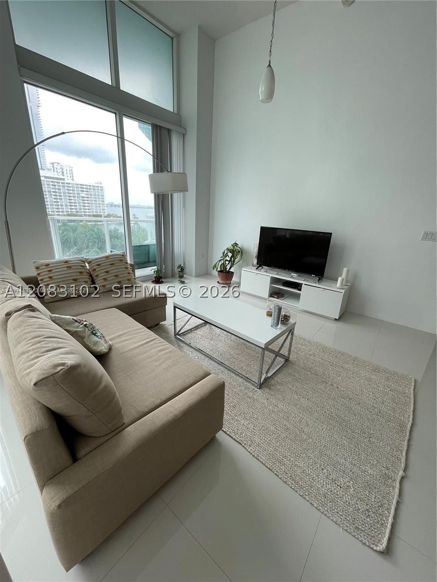 1900 N Bayshore Dr 810