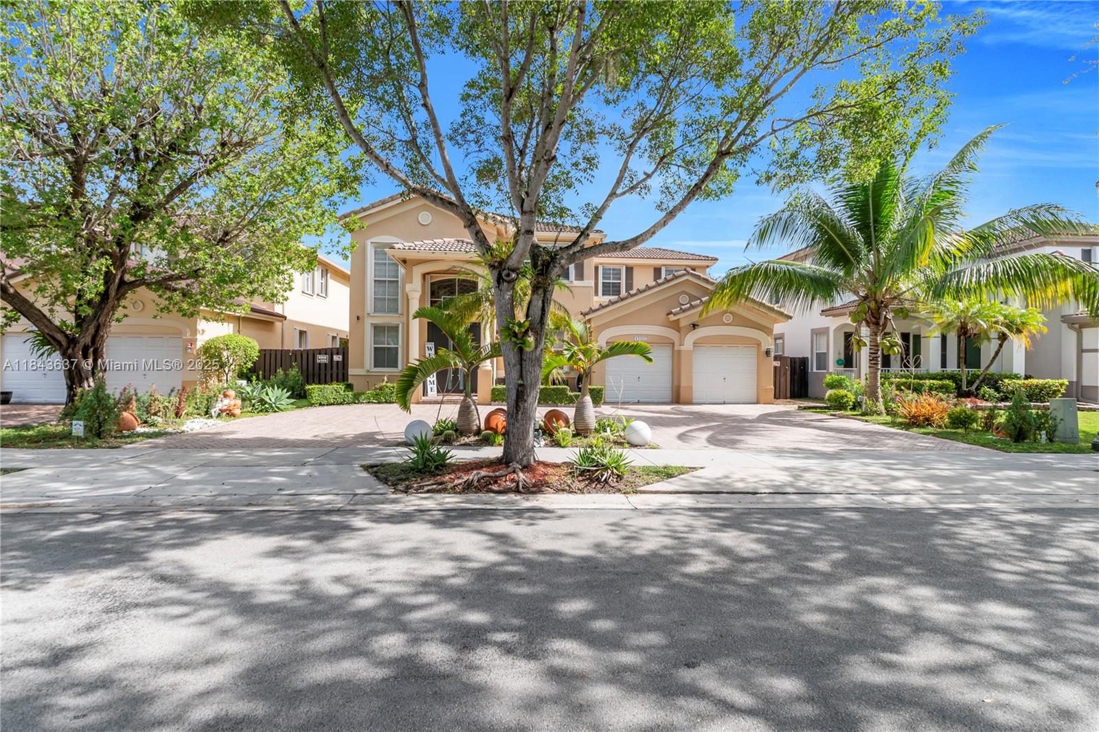 Desirable Kendall Breeze 4 bedrooms 3 bath single family home, well maintained community, pool, club house, close proximity to shops, express ways.
Ready to move in. call listing agent for more information.