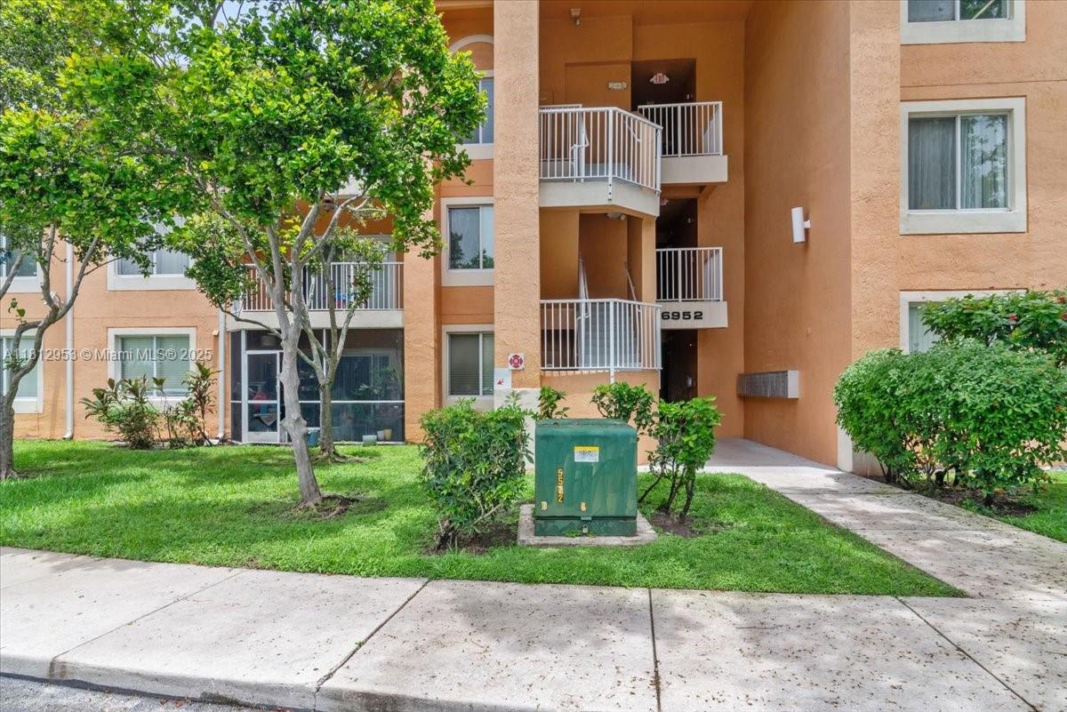 COURTYARDS AT DAVIE CONDO - Residential