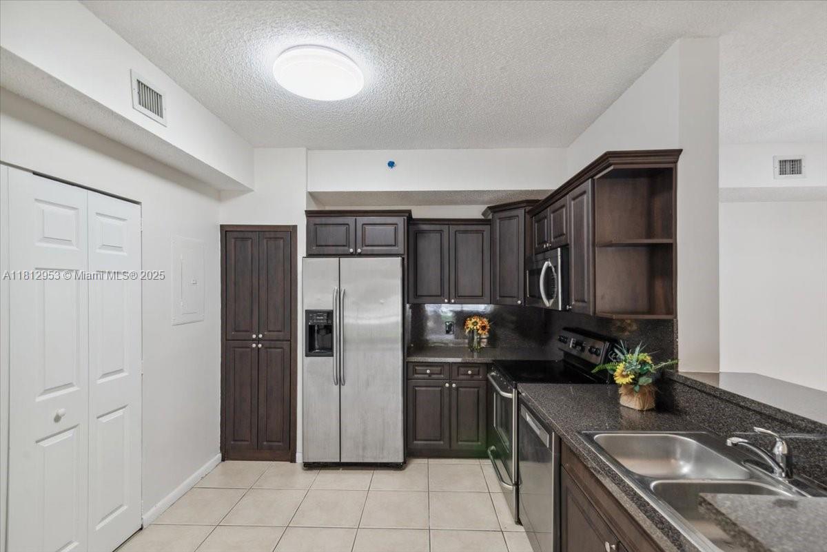 COURTYARDS AT DAVIE CONDO - Residential
