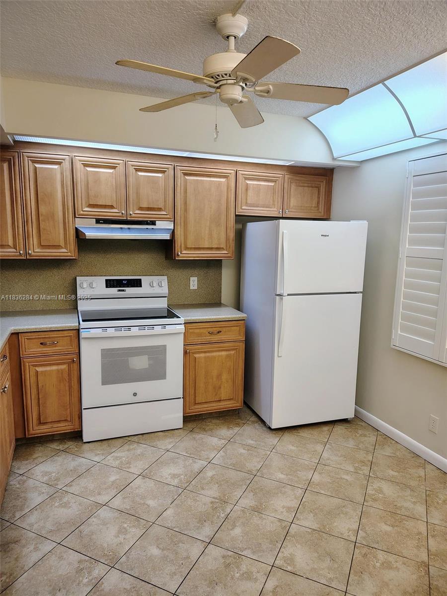 Nice apartment. The stove and refrigerator are brand new. Washer and dryer inside. View of water and golf course. Enclosed balcony with Murphy bed, impact window