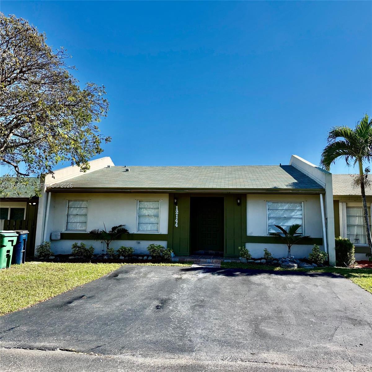 DEVON-AIRE VILLAS SEC 3 - Residential Lease